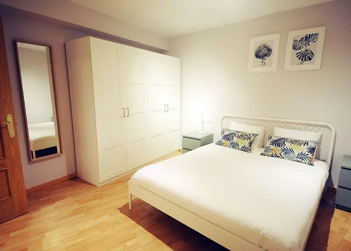 Dones En El Casco Historico De * Zaragoza